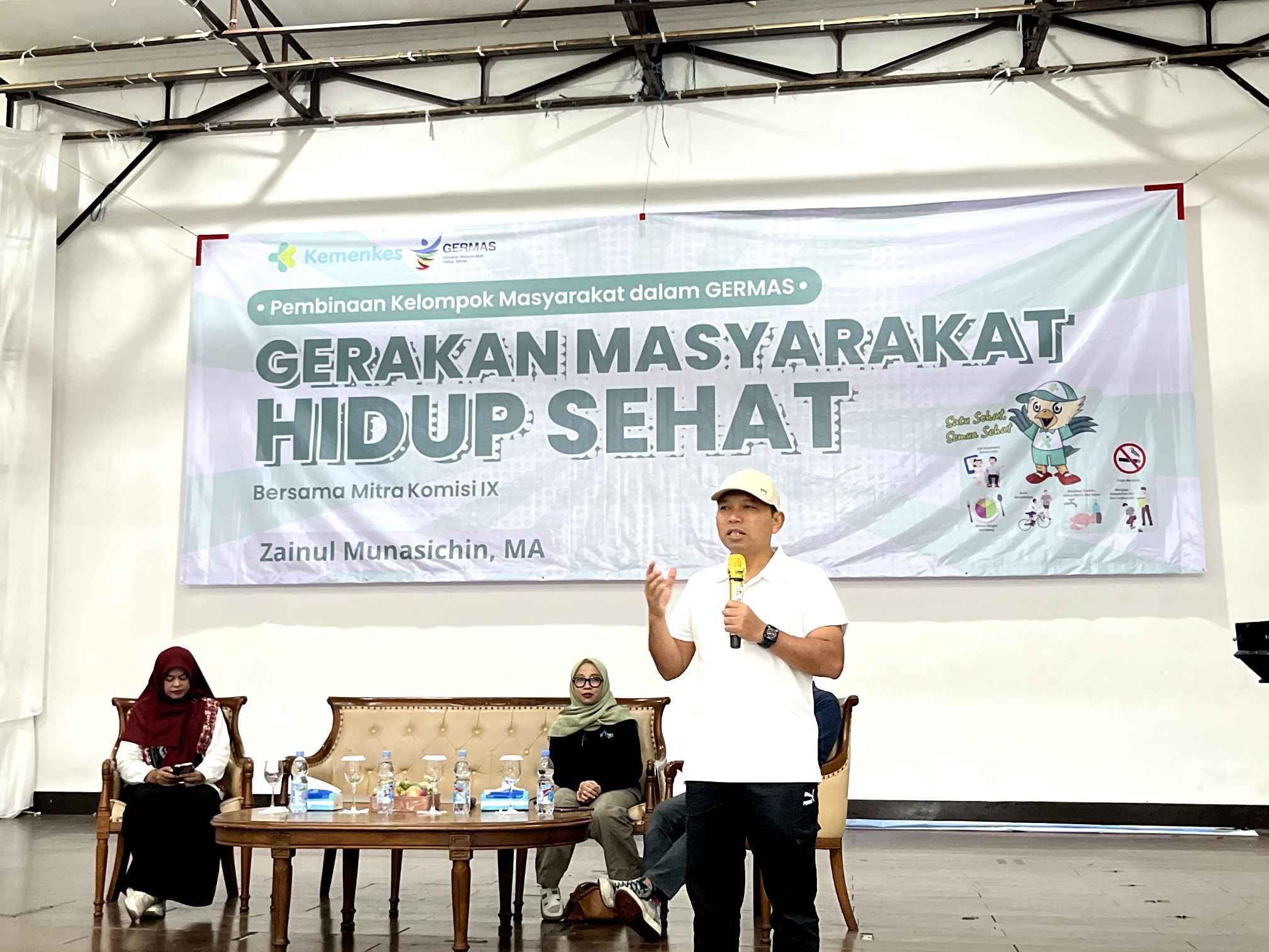Anggota Komisi IX DPR RI Zainul Munasichin saat menyampaikan materi sosialisasi Germas di Gedung Juang 45, Kota Sukabumi, Jum'at (27/6). | Foto istimewa