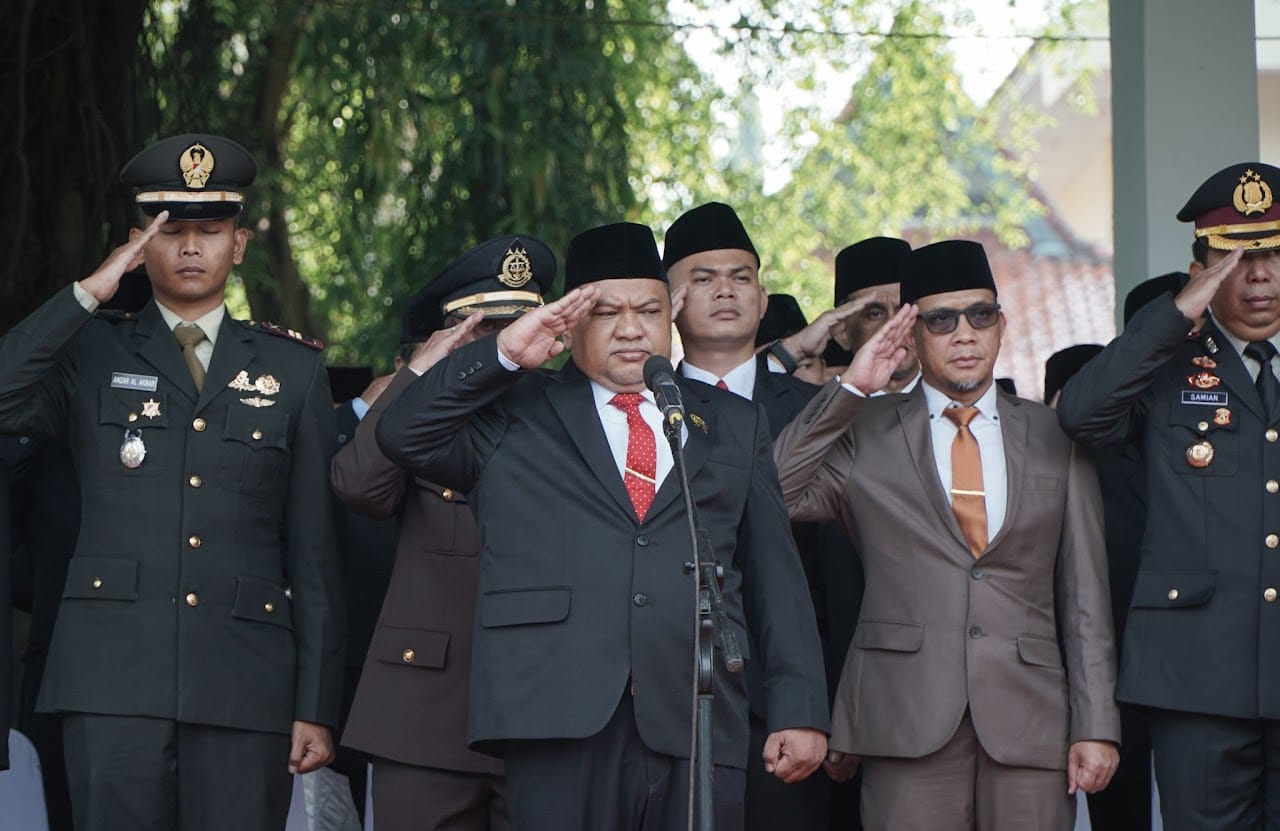 Ketua DPRD Kabupaten Sukabumi, Budi Azhar Mutawali mengikuti upacara peringatan Hari Lahir Pancasila di Alun-Alun Palabuhanratu, Senin (2/6). Foto istimewa