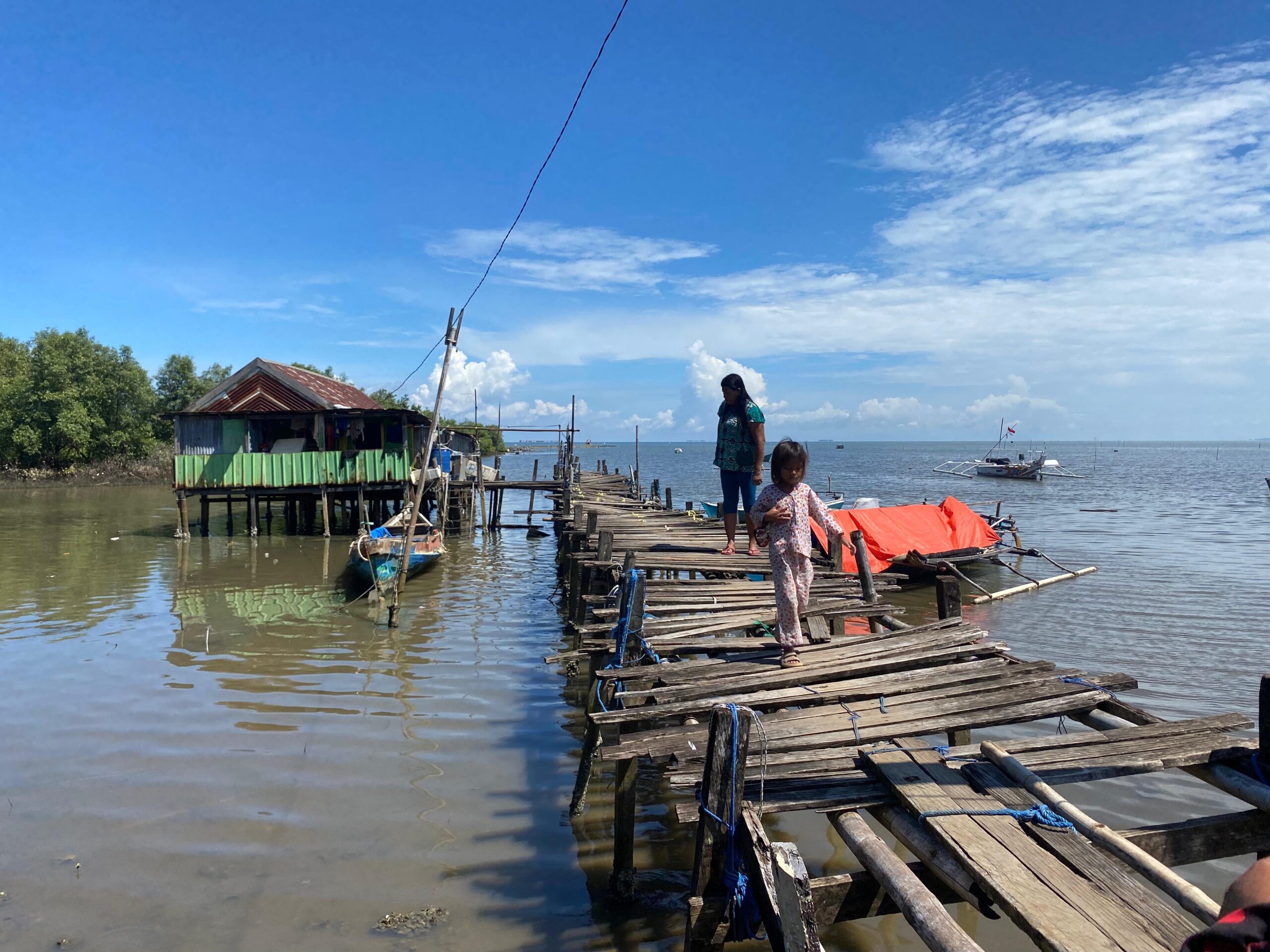 Seorang anak di kelurahan Tallo sedang berjalan menapaki jeti dilaut Makasar Selatan l Foto: Istimewa KNTI.