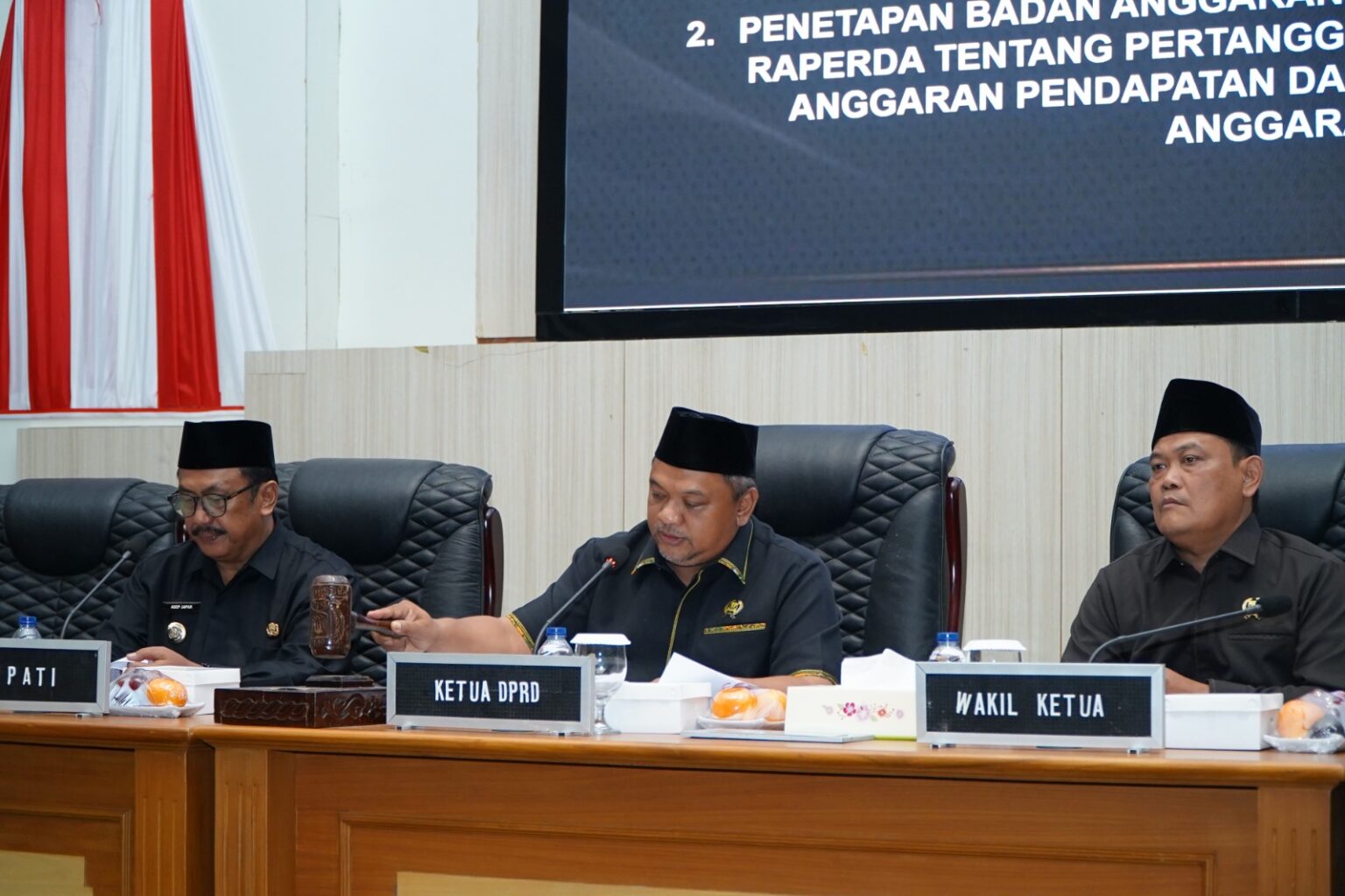 Ketua DPRD Kabupaten Sukabumi, Budi Azhar Mutawali memimpin Rapat Paripurna DPRD, Jum'at (20/6). Foto istimewa