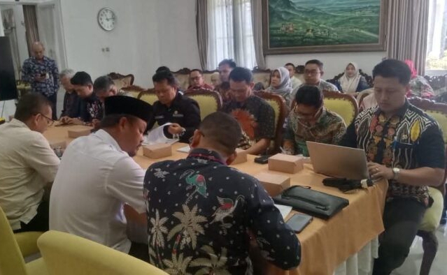 Suasana rapat kerja DPRD Kabupaten Sukabumi dengan perangkat daerah dalam rangka pembahasan Raperda RPJMD 2025–2029 di Pendopo Sukabumi. (Foto istimewa)