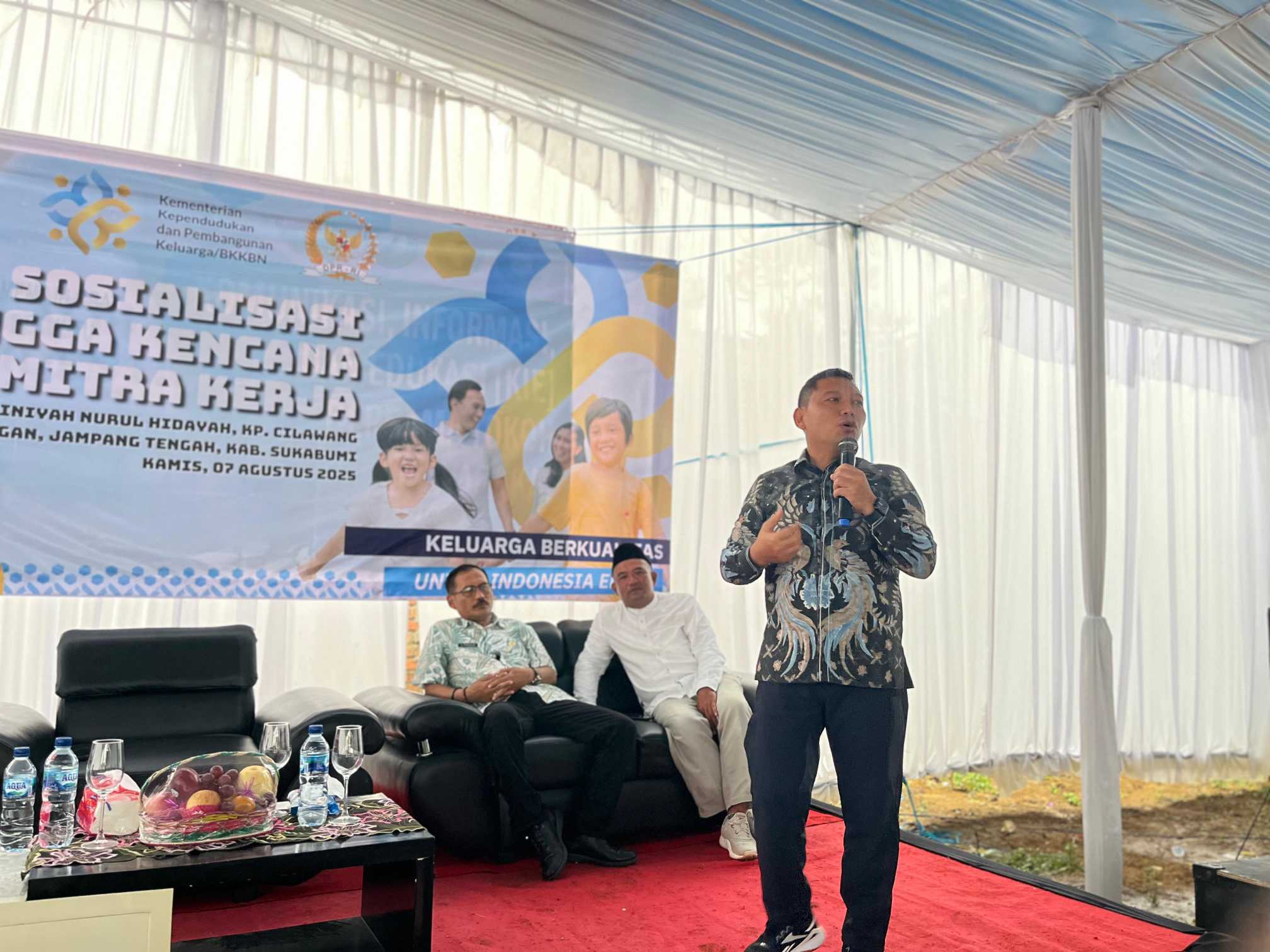 Anggota Komisi IX DPR RI, Zainul Munasichin saat sosialisasi program bangga kencan di Sukabumi (7/8). Foto istimewa