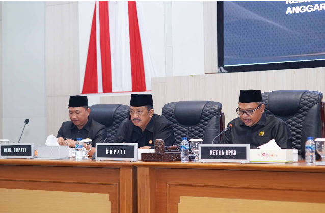 Ketua DPRD Budi Azhar Mutawali memimpin Rapat Paripurna ke-30 DPRD Kabupaten Sukabumi yang membahas APBD-P 2025 dan KUA-PPAS 2026, Rabu (6/8/2025). Foto istimewa
