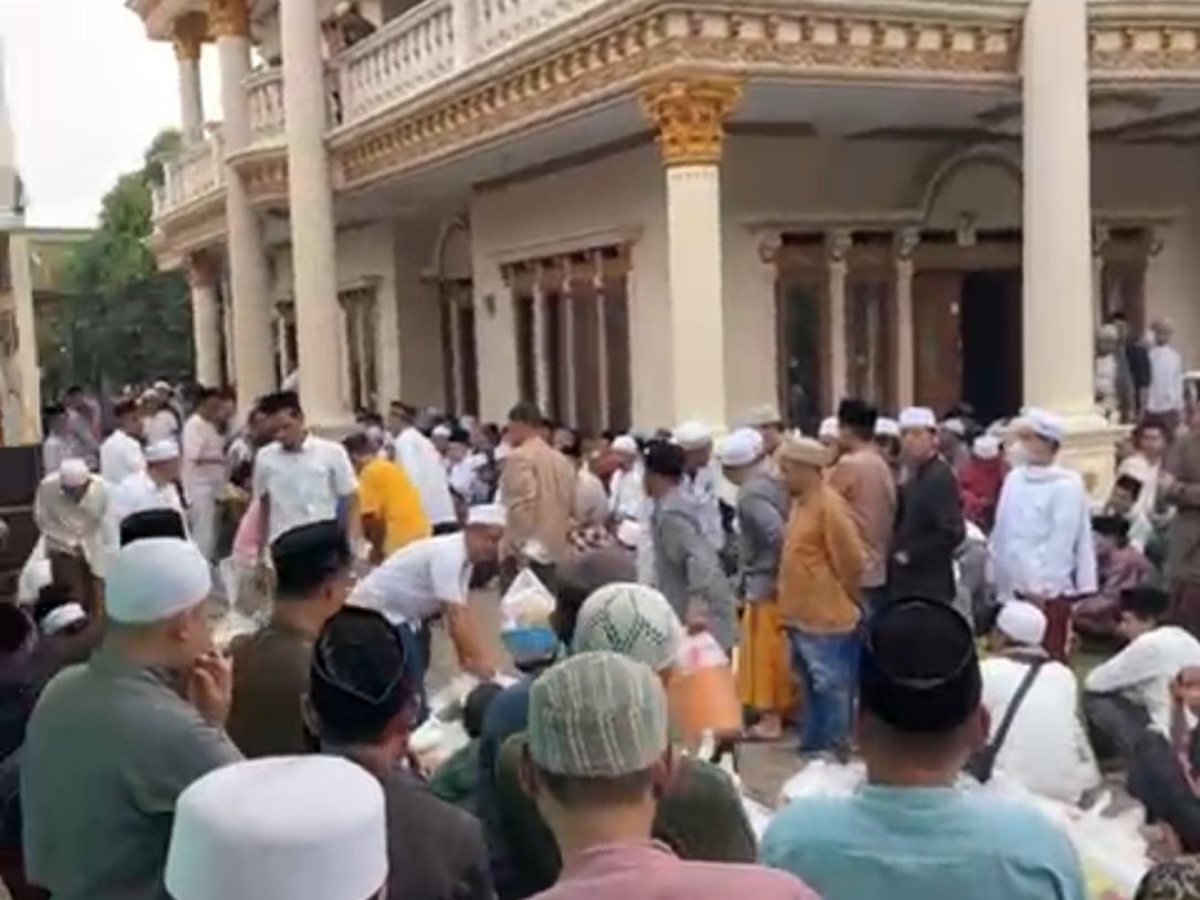 Ponpes Bustanul Ulum Bagikan 10 Ribu Parsel Maulid