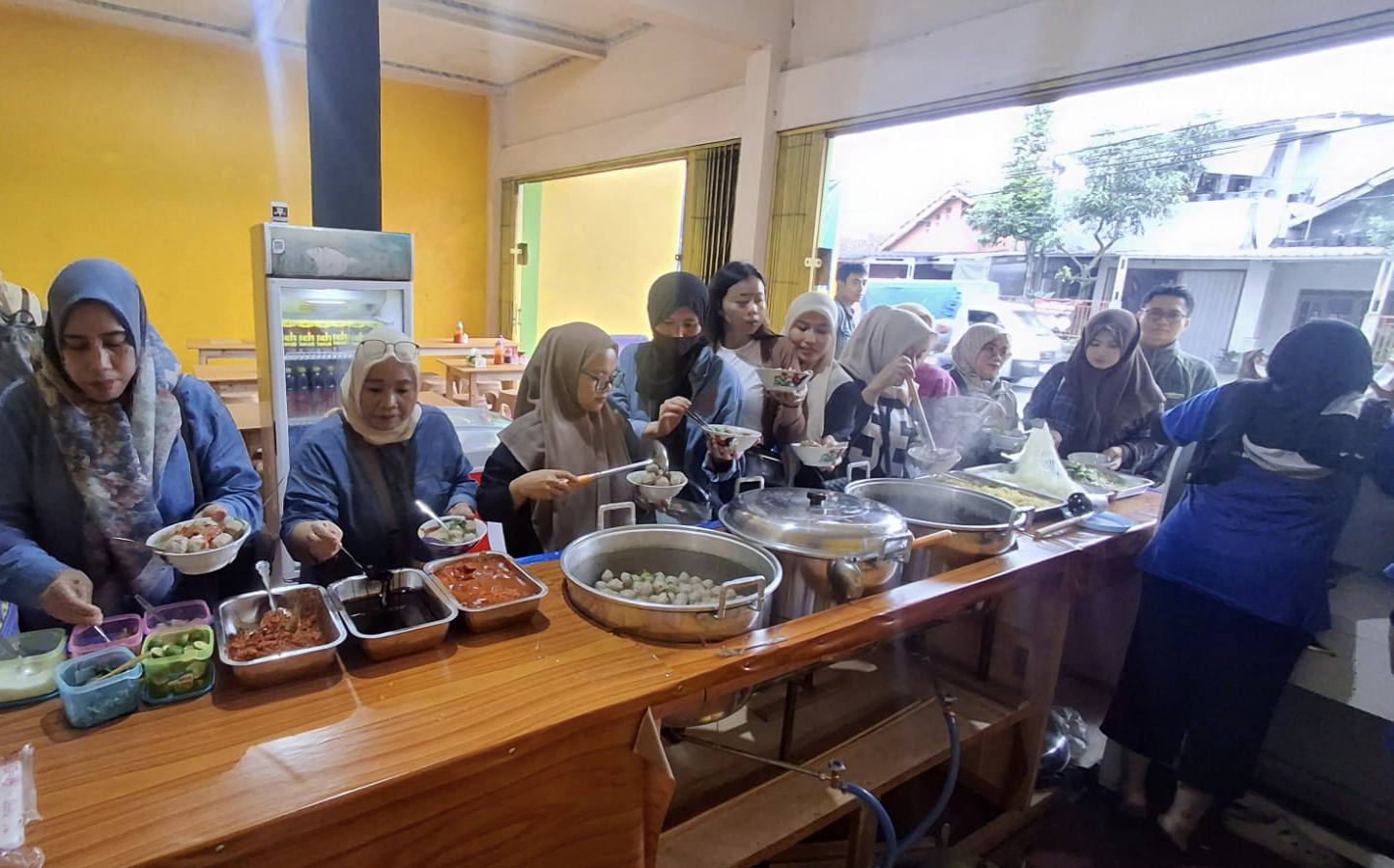 Viral di Sukabumi, Bakso Prasmanan Rp15 Ribu dan Es Teler Teko Rp20 Ribu Diserbu Pelanggan