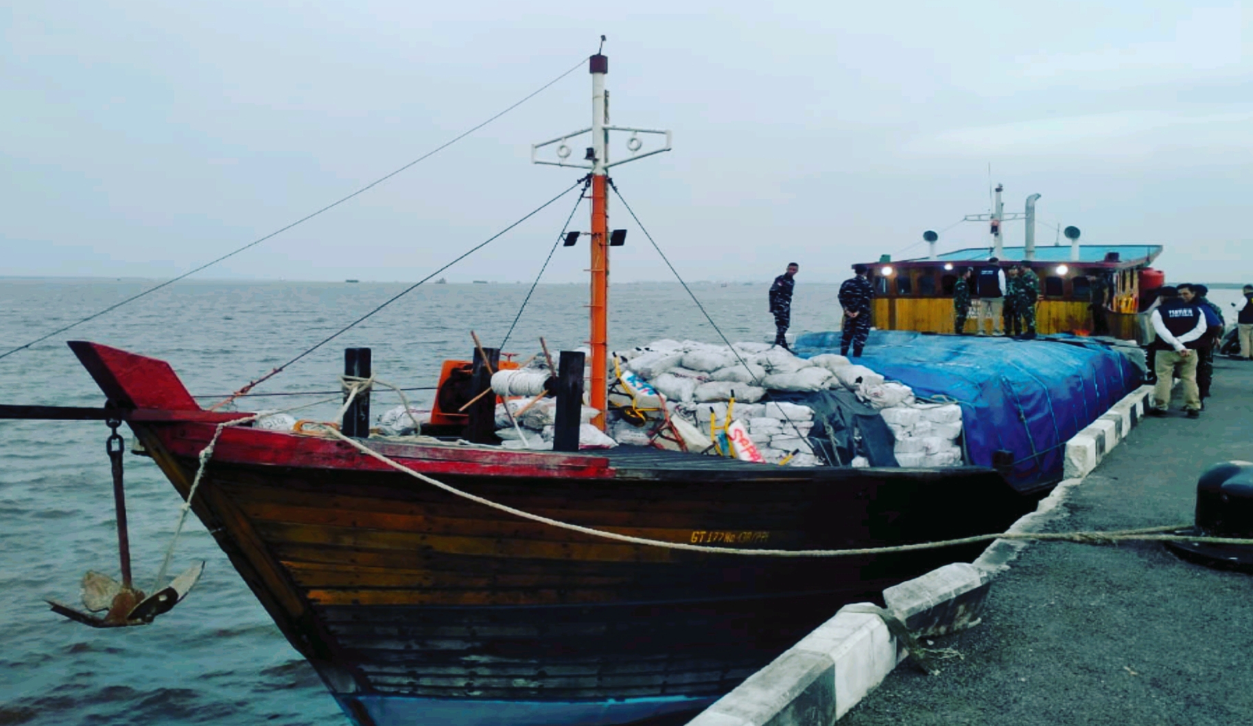 Kapal bermuatan sekitar 200 ton arang bakau ilegal diamankan Balai Gakkum Sumatera dan TNI. Foto : Istimewa. 