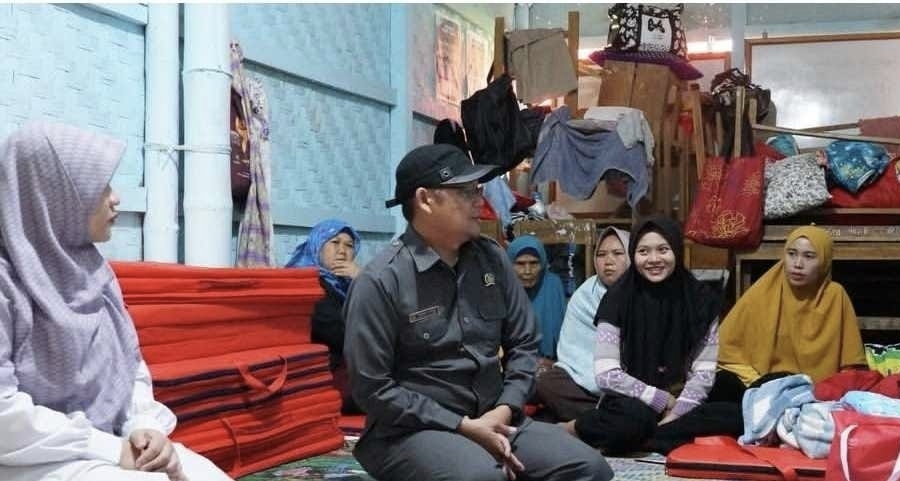 Wawan Juanda berdialog dengan warga dalam kegiatan serap aspirasi di Sukabumi. (Foto: istimewa) 