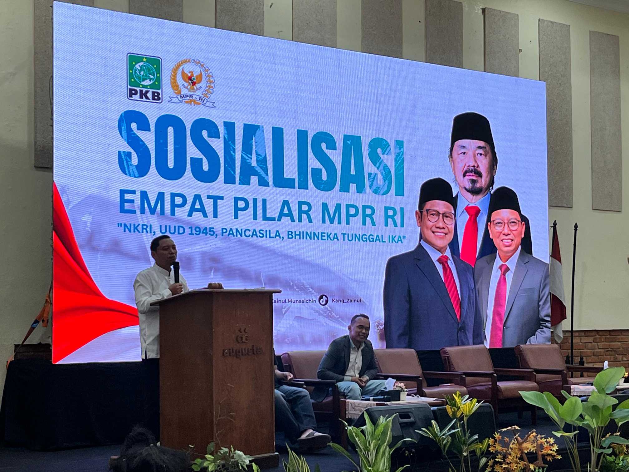 Zainul Munasichin berdialog bersama warga dalam sosialisasi Empat Pilar Kebangsaan di Gedung Aula Augusta Cikukulu, Sukabumi. (Foto istimewa) 