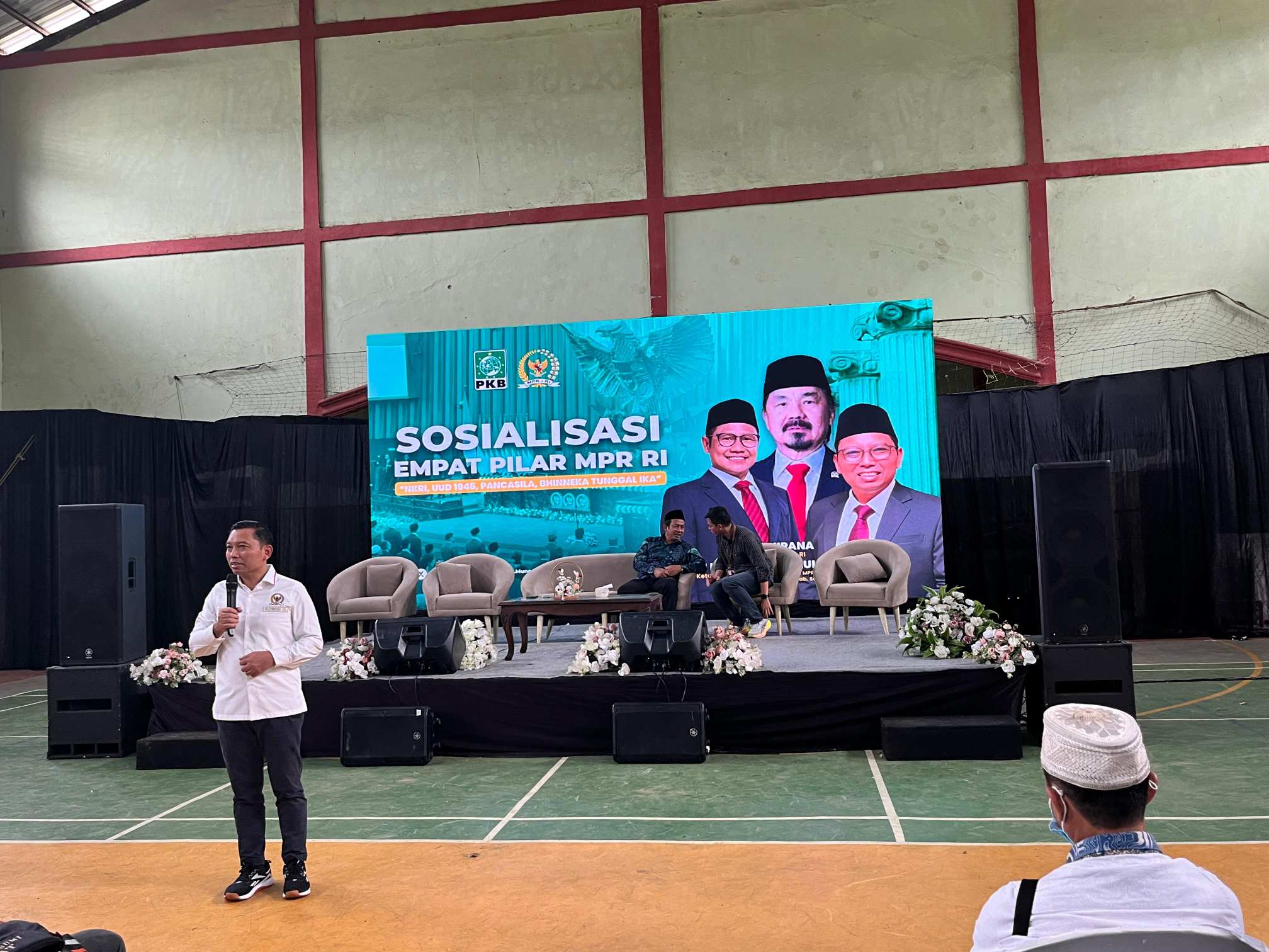 Zainul Munasichin memberikan pemaparan dalam sosialisasi Empat Pilar di Gedung GOR Surade, Sukabumi. (Foto istimewa) 