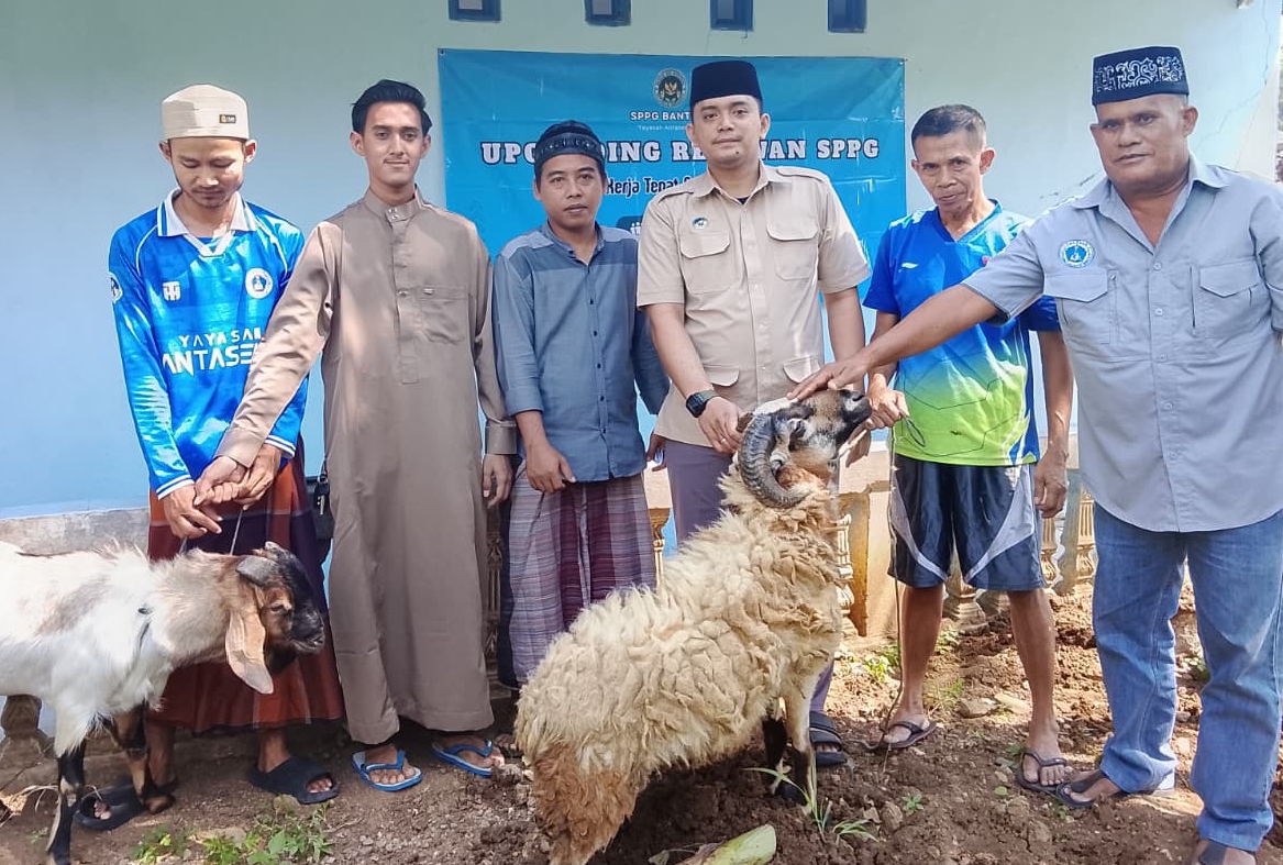 SPPG Bantargadung Bojonggaling 2 Distribusikan Kurban dan Minuman Gratis