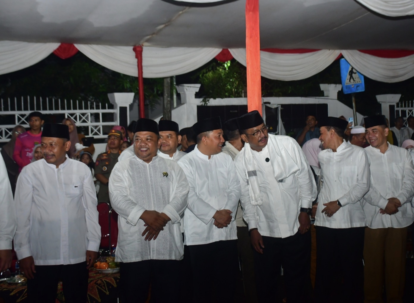Ketua DPRD Kabupaten Sukabumi Budi Azhar Mutawali saat menghadiri pawai obor Tahun Baru Islam 1448 Hijriah di Palabuhanratu, Senin (15/6/2026). Foto : istimewa