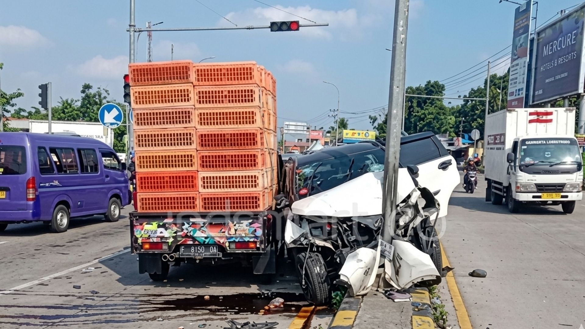 Diduga Mengantuk, Mobil PNS Tabrak Xenia dan Pedagang Tahu di Parungkuda Sukabumi