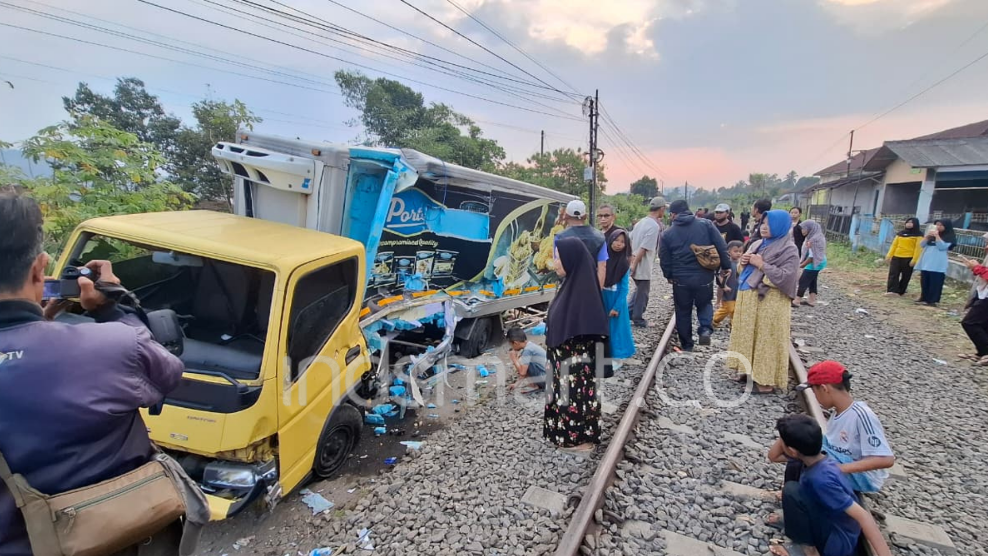 KA Pangrango hantam truk di Cibadak Sukabumi, Jumat (19/6/2026), satu tewas dan dua luka-luka. Foto : Istimewa.