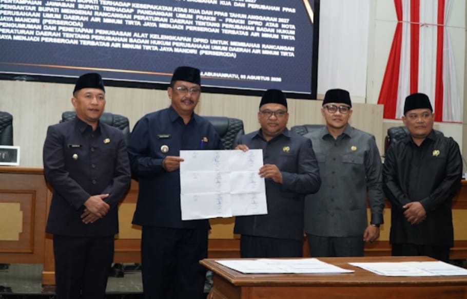 Ketua DPRD Kabupaten Sukabumi Budi Azhar Mutawali bersama Bupati Asep Japar menunjukkan dokumen kesepakatan KUA-PPAS 2027. Foto : istimewa