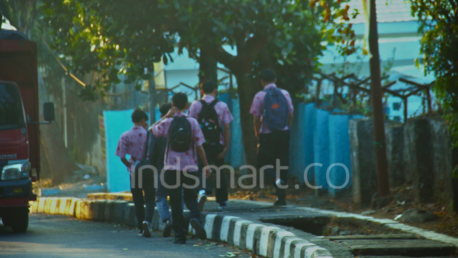 Sejumlah pelajar sedang menikmati indahnya Kota Sukabumi melangkah di trotoar untuk pergi bersekolah (4/8/2026) Foto : Rizal Fahrudin
