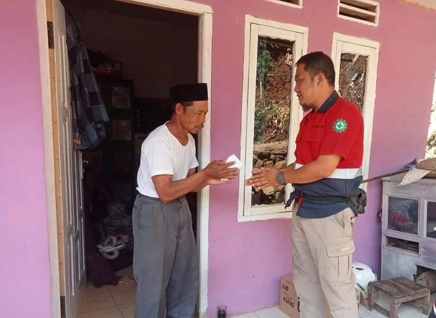 Perkuat Kepedulian Sosial, PT Sariak Minera Utami Bantu Korban Kebakaran di Jampangtengah