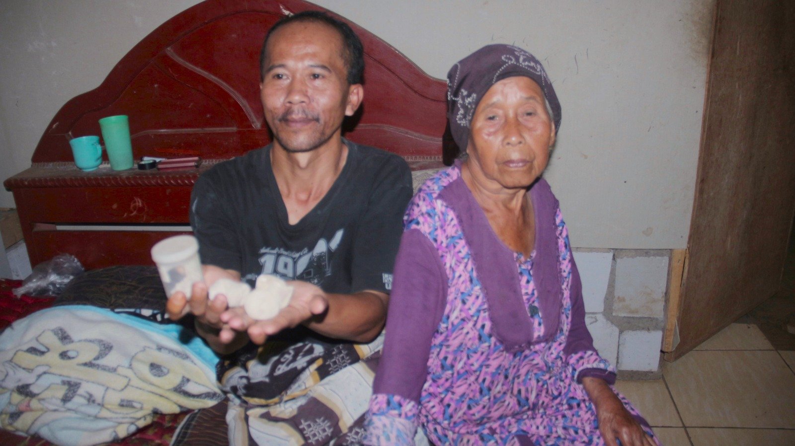 Di Usia Senja, Winarsih Masih Menjadi Sandaran Bagi Anaknya yang Sakit