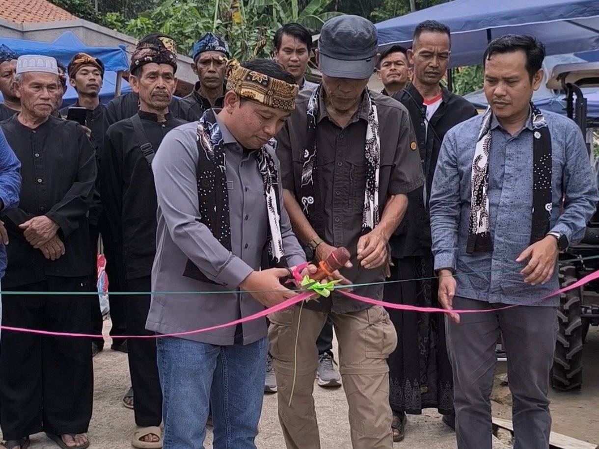 Anggota Komisi IX DPR RI Zainul Munasichin Resmikan Jalan Hasil Program Padat Karya di Sukabumi